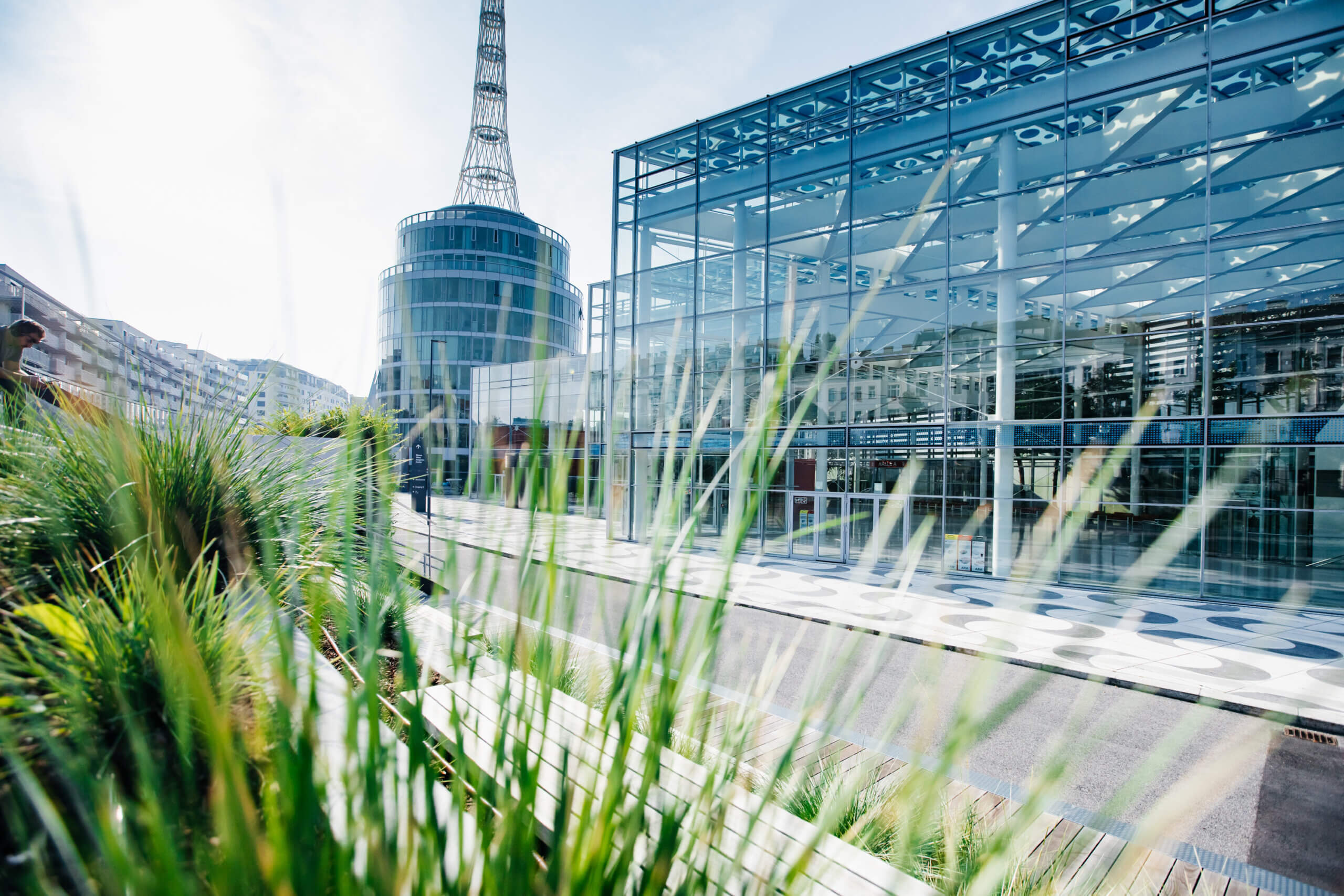Blick zum Foyer A der VIECON Messe Wien mit grüner Bepflanzung