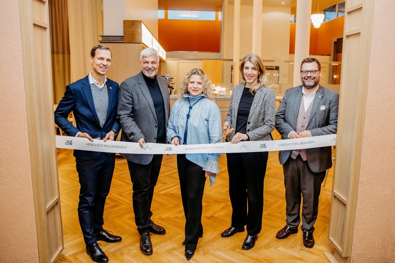 Wiedereröffnung der Restaurants: v. l. n. r.: Thomas Huszar (Leitung Gerstner VIECON Vienna Congress & Convention Center), Herbert Fuchs (Geschäftsführer GOURMET), Martina Candillo (Geschäfstführerin VIECON Messe Wien), Katharina Weishaupt (Geschäftsführerin VIECON Messe Wien), Jürgen Dulhofer (Geschäftsfeldleitung Gastronomie & Event bei GOURMET)