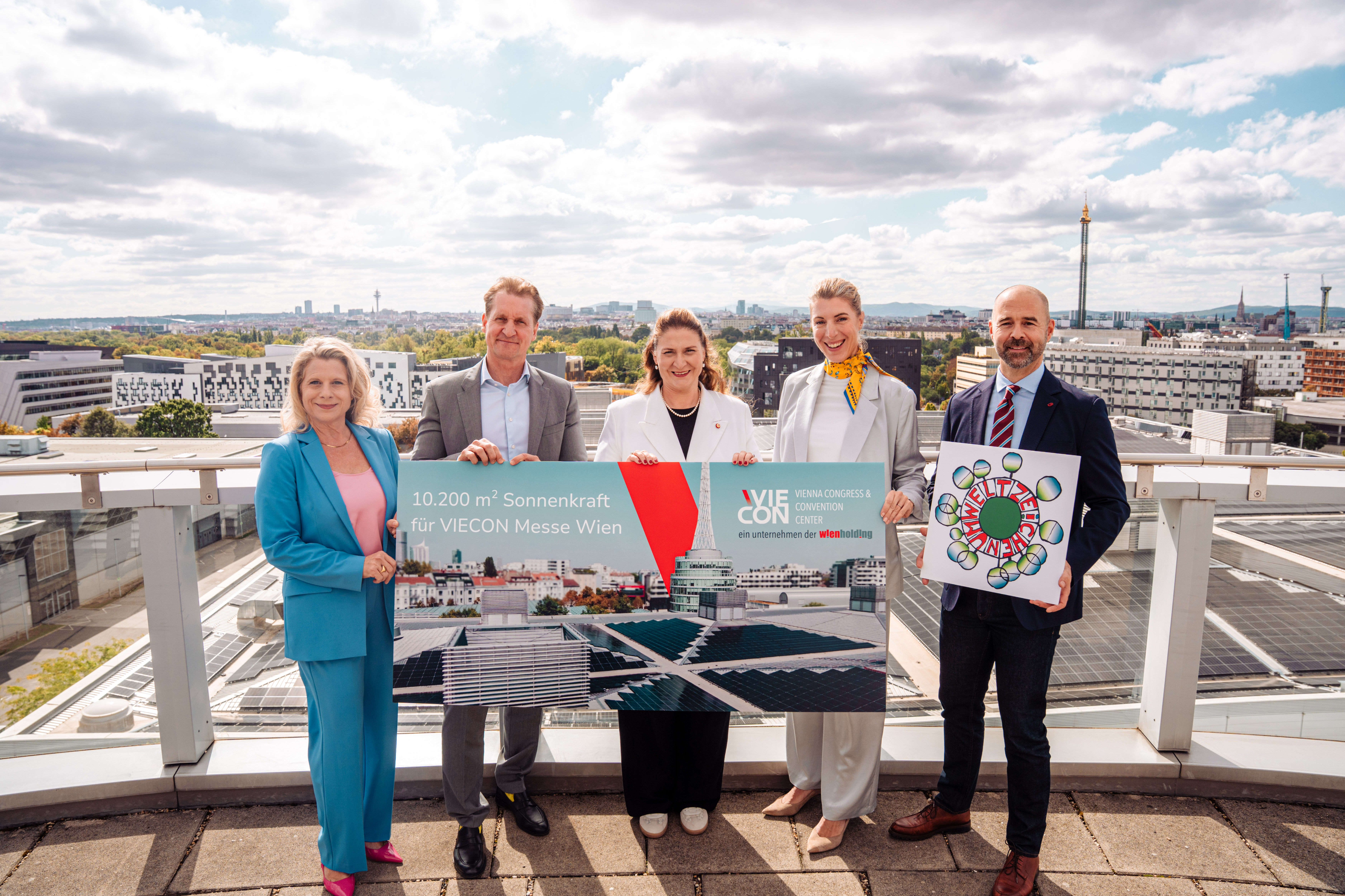 Group photo with representatives from the City of Vienna, Wien Holding, and VIECON at the commissioning of the solar power system