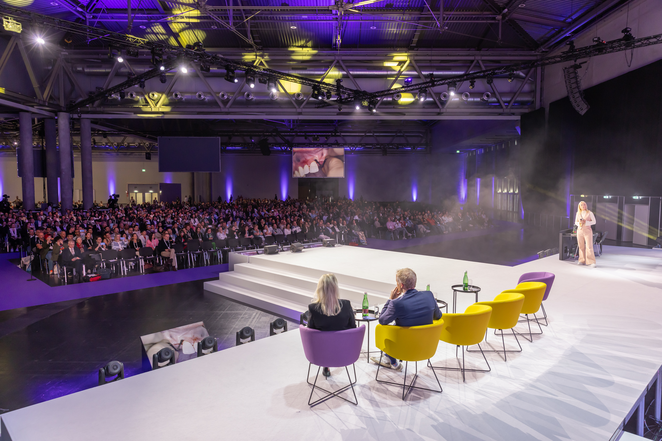 Blick in die Halle von der Europerio Bühne