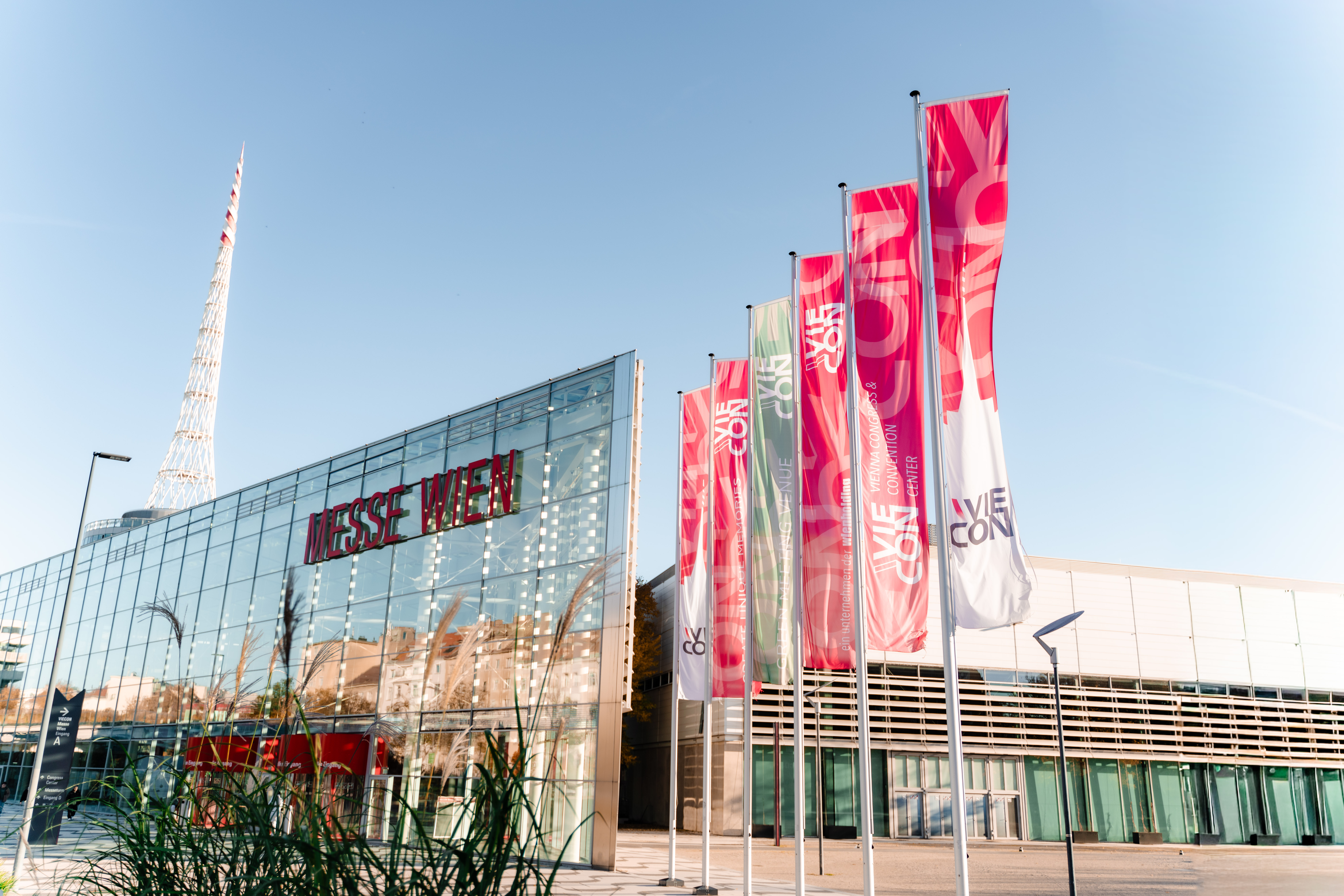 Foyer A Messe Wien mit VIECON Flaggen