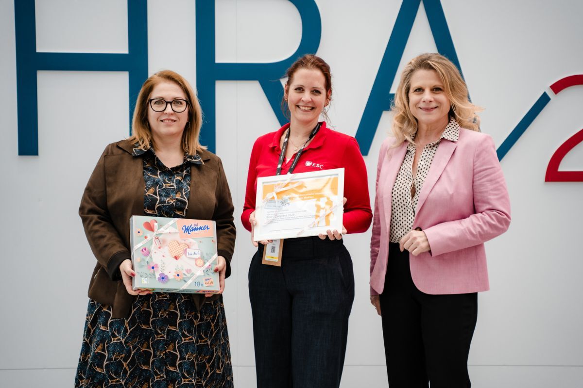 Geschäftsführerin Martina Candillo und Susanne Zehntner, Head of Sustainability, übergeben eine Urkunde